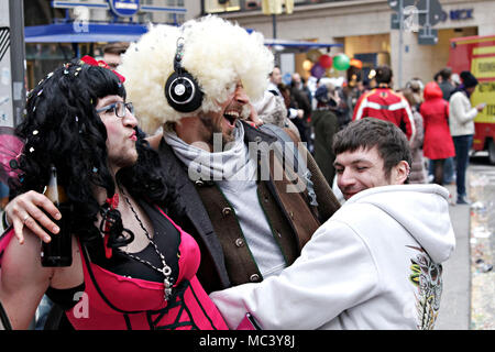 Les travestis et les amis, Fasching street party, Munich, Haute-Bavière, Allemagne, Europe Banque D'Images