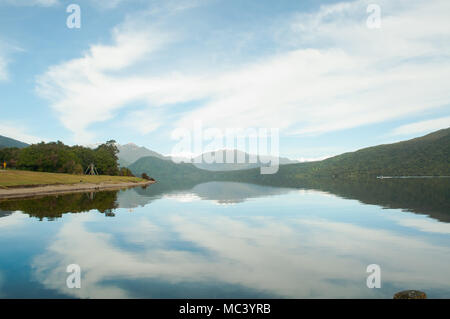 C'est une photo prise en Nouvelle-Zélande. Les montagnes et le lac en font sentir propre et frais. Il ressemble à une bonne expérience pour certains produits. Banque D'Images