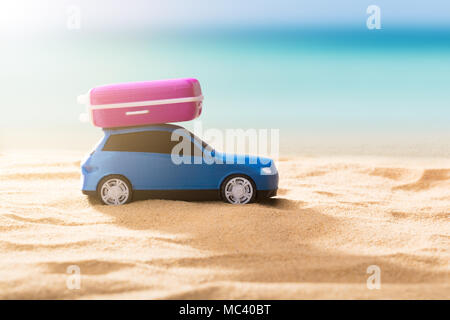 Close-up d'une voiture bleue avec une assurance aux beaux jours Banque D'Images