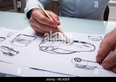 La main de l'esquisse d'un dessin au crayon sur papier Voiture Banque D'Images