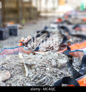 Déchets de construction complète de sacs à ordures, des débris de briques et de matériaux à partir de la maison démolie. Shallow DOF. Banque D'Images