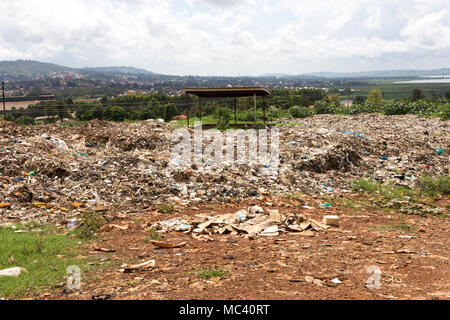 À Jinja, en Ouganda. 21 mai 2017. Une grande mise en décharge des déchets, s'étendant sur les banlieues de la ville ougandaise de Jinja. Banque D'Images