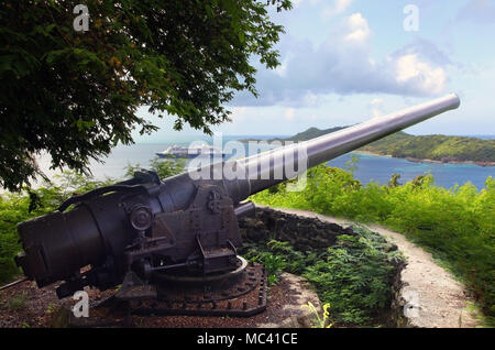 La DEUXIÈME GUERRE MONDIALE américain cannon ; Navy 7 pouces, construit en 1907, dans l'avant-plan et beau paysage avec un bateau de croisière dans l'arrière-plan, Bora Bora, Polyn Banque D'Images