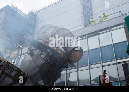 Swansea, Pays de Galles, Royaume-Uni. Apr 12, 2018. 'L'homme' moteur procession en Swansea au Pays de Galles, Royaume-Uni,.'l'homme' moteur arrive à Swansea dans le cadre d'une plus grande que nature guidée qui raconte l'histoire de la façon dont la révolution industrielle du pays de Galles en forme.Dans le cadre de la "résurrection" du moteur d'une tournée au Royaume-Uni, le Welsh visiter,appelé'Mun moteur Cymru':forger une nation-c'est de voir les marionnettes géantes voyage à travers le pays dans la célébration des régions minières riche patrimoine/histoire. La marionnette géante,à près de 11 mètres de hauteur, est le plus grand,marionnettes mécaniques réalisés en Grande-Bretagne. Crédit : Paul Quayle/Alamy Live News Banque D'Images