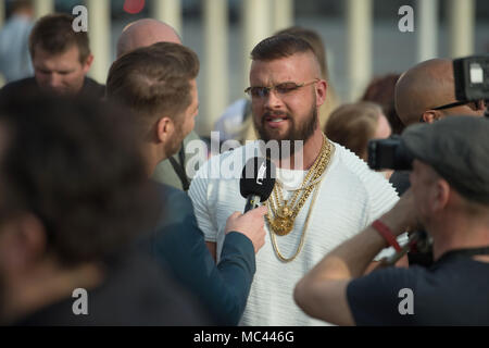 Berlin, Allemagne. Apr 12, 2018. 12 avril 2018, Allemagne, Berlin : Rapper Kollegah arrive pour la 27e cérémonie de remise des prix de la musique allemande, de l'écho. Credit : Arne Bänsch/dpa/Alamy Live News Banque D'Images