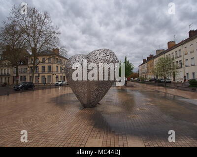 Troyes, France. 12 avril, 2018. La saison : un ciel nuageux et humide matin suivi d'un après-midi ensoleillé dans la ville de Troyes, en France. Sculpture 'Le coyeur de troyes' (le coeur de Troyes). 'Coeur de la ville' se compose de plus de 200 pièces de 40x40 cm, assemblés en acier inoxydable. Credit : James Bell/Alamy Live News Banque D'Images