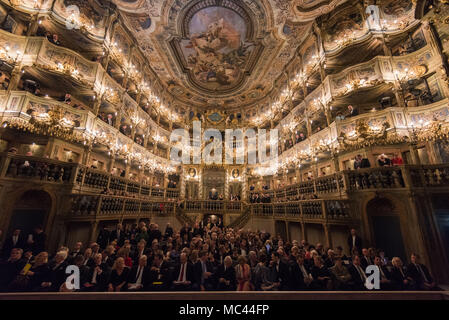 12 avril 2018, l'Allemagne, Bayreuth : à l'intérieur de l'Opéra rénové. L'Opernhaus de Markgraefliche Margravial (Opéra), qui est sur la liste du patrimoine mondial de l'UNESCO, a rouvert après des années de travaux de restauration. L'opéra "Artaserse" par Johann Adolph Hasse ne sera effectué à la réouverture - comme il l'était à l'ouverture en 1748. Photo : Nicolas Armer/dpa Banque D'Images