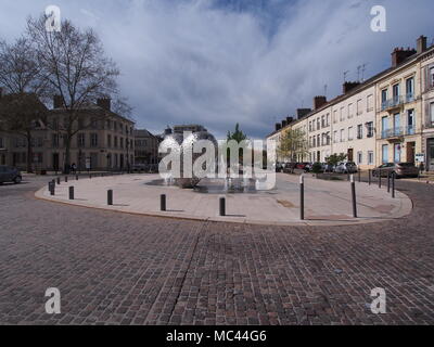 Troyes, France. 12 avril, 2018. La saison : un ciel nuageux et humide matin suivi d'un après-midi ensoleillé dans la ville de Troyes, en France. Sculpture 'Le coyeur de troyes' (le coeur de Troyes). 'Coeur de la ville' se compose de plus de 200 pièces de 40x40 cm, assemblés en acier inoxydable. Credit : James Bell/Alamy Live News Banque D'Images