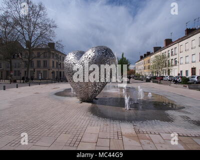 Troyes, France. 12 avril, 2018. La saison : un ciel nuageux et humide matin suivi d'un après-midi ensoleillé dans la ville de Troyes, en France. Sculpture 'Le coyeur de troyes' (le coeur de Troyes). 'Coeur de la ville' se compose de plus de 200 pièces de 40x40 cm, assemblés en acier inoxydable. Credit : James Bell/Alamy Live News Banque D'Images