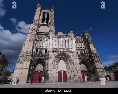 Troyes, France. 12 avril, 2018. La saison : un ciel nuageux et humide matin suivi d'un après-midi ensoleillé dans la ville de Troyes, France. La cathédrale de Troyes (Anglais : Cathédrale Saint-Pierre-et-Saint-Paul de Troyes) est une église catholique située dans la ville de Troyes, en Champagne, en France, dans le style architectural gothique. Credit : James Bell/Alamy Live News Banque D'Images