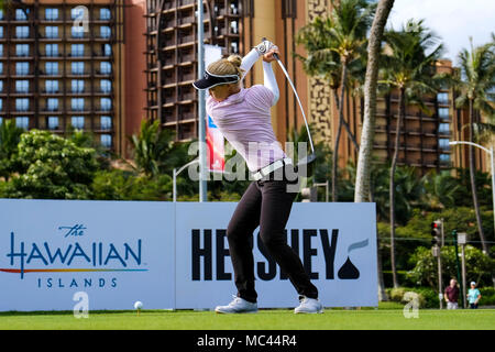 12 avril 2018 - Brooke Henderson frappe son coup de départ au 11e trou lors de la deuxième ronde de la Lotte Championship présenté par Hershey à Ko Olina Golf Club à Kapolei, HI Banque D'Images