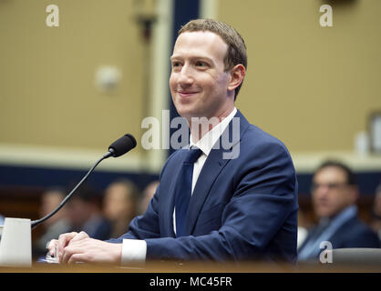 11 avril 2018 - Washington, District de Columbia, États-Unis d'Amérique - Mark Zuckerberg, cofondateur et PDG de Facebook, témoigne avant une réunion de la United States House Committee de l'énergie et du Commerce au cours d'une audition sur les ''Facebook : la transparence et l'utilisation des données des consommateurs,'' sur la colline du Capitole à Washington, DC le mercredi 11 avril 2018..Credit : Ron Sachs / CNP. (Crédit Image : © Ron Sachs/CNP via Zuma sur le fil) Banque D'Images