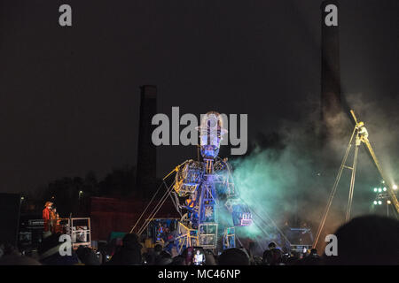 Swansea, Pays de Galles, Royaume-Uni. 12 avril, 2018. Son, lumière et feu d'artifice,nuit affichage de 'l'homme',moteur à Hafod-Morfa,Copperworks north Swansea au Pays de Galles, U.K.,Swansea, Pays de Galles, Royaume-Uni. Apr 12, 2018. 'L'homme' moteur à Swansea, Pays de Galles, Royaume-Uni.'l'homme' moteur arrive à Swansea dans le cadre d'une plus grande que nature guidée qui raconte l'histoire de la façon dont la révolution industrielle du pays de Galles en forme.Dans le cadre de la "résurrection" du moteur d'une tournée au Royaume-Uni, le Welsh visiter,appelé'Mun moteur Cymru Crédit : Paul Quayle/Alamy Live News Banque D'Images