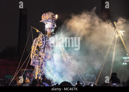 Swansea, Pays de Galles, Royaume-Uni. 12 avril, 2018. Son, lumière et feu d'artifice,nuit affichage de 'l'homme',moteur à Hafod-Morfa,Copperworks north Swansea au Pays de Galles, U.K.,Swansea, Pays de Galles, Royaume-Uni. Apr 12, 2018. 'L'homme' moteur à Swansea, Pays de Galles, Royaume-Uni.'l'homme' moteur arrive à Swansea dans le cadre d'une plus grande que nature guidée qui raconte l'histoire de la façon dont la révolution industrielle du pays de Galles en forme.Dans le cadre de la "résurrection" du moteur d'une tournée au Royaume-Uni, le Welsh visiter,appelé'Mun moteur Cymru Crédit : Paul Quayle/Alamy Live News Banque D'Images