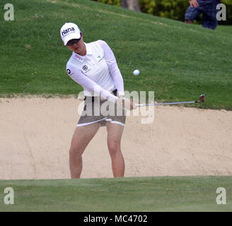 11 avril 2018 - Lee Minjee hits du bunker sur le 5ème trou lors du premier tour de la LPGA Championship LOTTE au Ko Olina Golf Club à Kapolei, HI - Michael Sullivan/CSM Banque D'Images