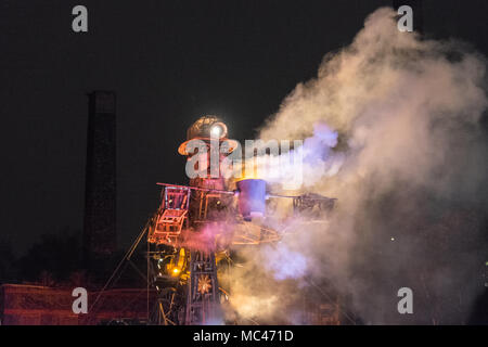 Swansea, Pays de Galles, Royaume-Uni. 12 avril, 2018. Son, lumière et feu d'artifice,nuit affichage de 'l'homme',moteur à Hafod-Morfa,Copperworks north Swansea au Pays de Galles, U.K.,Swansea, Pays de Galles, Royaume-Uni. Apr 12, 2018. 'L'homme' moteur à Swansea, Pays de Galles, Royaume-Uni.'l'homme' moteur arrive à Swansea dans le cadre d'une plus grande que nature guidée qui raconte l'histoire de la façon dont la révolution industrielle du pays de Galles en forme.Dans le cadre de la "résurrection" du moteur d'une tournée au Royaume-Uni, le Welsh visiter,appelé'Mun moteur Cymru Crédit : Paul Quayle/Alamy Live News Banque D'Images