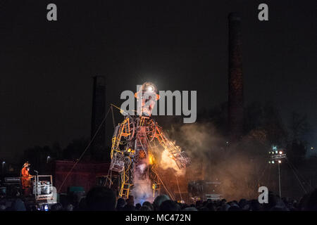 Swansea, Pays de Galles, Royaume-Uni. 12 avril, 2018. Son, lumière et feu d'artifice,nuit affichage de 'l'homme',moteur à Hafod-Morfa,Copperworks north Swansea au Pays de Galles, U.K.,Swansea, Pays de Galles, Royaume-Uni. Apr 12, 2018. 'L'homme' moteur à Swansea, Pays de Galles, Royaume-Uni.'l'homme' moteur arrive à Swansea dans le cadre d'une plus grande que nature guidée qui raconte l'histoire de la façon dont la révolution industrielle du pays de Galles en forme.Dans le cadre de la "résurrection" du moteur d'une tournée au Royaume-Uni, le Welsh visiter,appelé'Mun moteur Cymru Crédit : Paul Quayle/Alamy Live News Banque D'Images