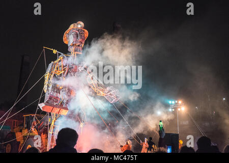 Swansea, Pays de Galles, Royaume-Uni. 12 avril, 2018. Son, lumière et feu d'artifice,nuit affichage de 'l'homme',moteur à Hafod-Morfa,Copperworks north Swansea au Pays de Galles, U.K.,Swansea, Pays de Galles, Royaume-Uni. Apr 12, 2018. 'L'homme' moteur à Swansea, Pays de Galles, Royaume-Uni.'l'homme' moteur arrive à Swansea dans le cadre d'une plus grande que nature guidée qui raconte l'histoire de la façon dont la révolution industrielle du pays de Galles en forme.Dans le cadre de la "résurrection" du moteur d'une tournée au Royaume-Uni, le Welsh visiter,appelé'Mun moteur Cymru Crédit : Paul Quayle/Alamy Live News Banque D'Images