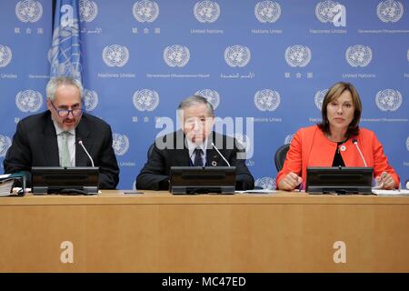 Organisation des Nations Unies, New York, USA, 12 avril 2018 - Jean Todt (C), l'Envoyé spécial des Nations Unies pour la sécurité routière et le président de la Fédération Internationale de lAutomobile (FIA), Stephane Dujarric (à gauche), porte-parole du Secrétaire général et Olga Algayerova, Commission économique des Nations Unies pour l'Europe répond à une conférence de presse sur la mise en place d'un fonds d'affectation spéciale de la sécurité routière aujourd'hui au siège des Nations Unies à New York. Photo : Luiz Rampelotto/EuropaNewswire dans le monde d'utilisation | Banque D'Images