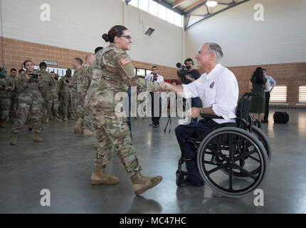 Les troupes de la Garde nationale du Texas rencontrez Gov. Greg Abbott à l'armurerie de la Garde nationale dans le sud du Texas jusqu'au moment où ils se préparent pour un déploiement à la frontière Texas-Mexique. Banque D'Images