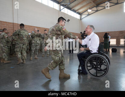 Les troupes de la Garde nationale du Texas rencontrez Gov. Greg Abbott à l'armurerie de la Garde nationale dans le sud du Texas jusqu'au moment où ils se préparent pour un déploiement à la frontière Texas-Mexique. Banque D'Images