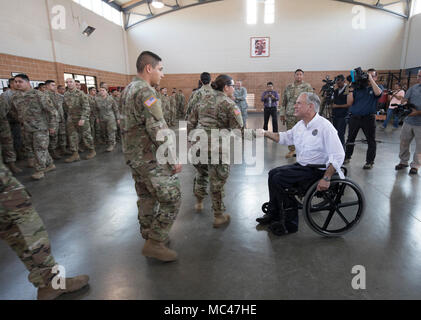 Les troupes de la Garde nationale du Texas rencontrez Gov. Greg Abbott à l'armurerie de la Garde nationale dans le sud du Texas jusqu'au moment où ils se préparent pour un déploiement à la frontière Texas-Mexique. Banque D'Images