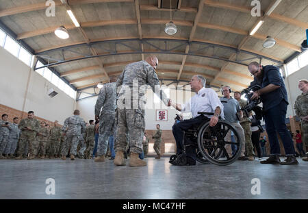 Les troupes de la Garde nationale du Texas rencontrez Gov. Greg Abbott à l'armurerie de la Garde nationale dans le sud du Texas jusqu'au moment où ils se préparent pour un déploiement à la frontière Texas-Mexique. Banque D'Images