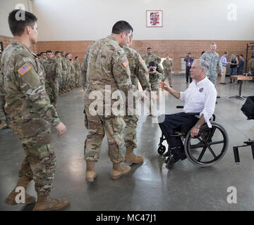 Les troupes de la Garde nationale du Texas rencontrez Gov. Greg Abbott à l'armurerie de la Garde nationale dans le sud du Texas jusqu'au moment où ils se préparent pour un déploiement à la frontière Texas-Mexique. Banque D'Images