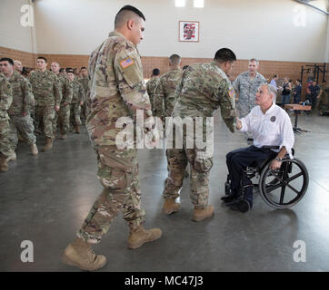 Les troupes de la Garde nationale du Texas rencontrez Gov. Greg Abbott à l'armurerie de la Garde nationale dans le sud du Texas jusqu'au moment où ils se préparent pour un déploiement à la frontière Texas-Mexique. Banque D'Images