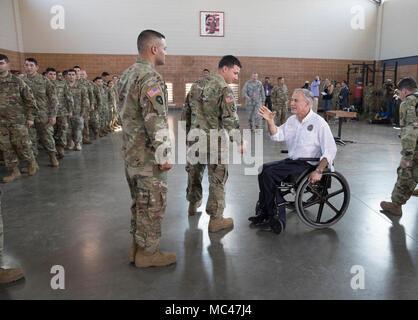 Les troupes de la Garde nationale du Texas rencontrez Gov. Greg Abbott à l'armurerie de la Garde nationale dans le sud du Texas jusqu'au moment où ils se préparent pour un déploiement à la frontière Texas-Mexique. Banque D'Images