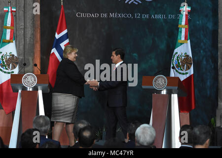 La ville de Mexico, Mexique. Apr 12, 2018. Le Président du Mexique Enrique Pena Nieto et Premier Ministre de la Norvège Erna Solberg vu serrer la main lors d'une conférence de presse sur le thème de l'énergie au Palais National de Mexico. Crédit : Carlos Tischler/SOPA Images/ZUMA/Alamy Fil Live News Banque D'Images