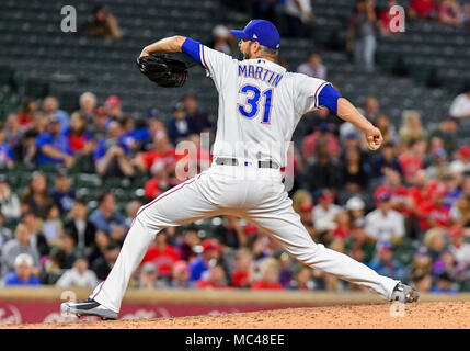 Apr 11, 2018 : Texas Rangers lanceur droitier Chris Martin # 31 lors d'un match entre la MLB Los Angeles Angels et les Rangers du Texas à Globe Life Park à Arlington, TX Los Angeles défait Texas 7-2 Albert Pena/CSM. Banque D'Images