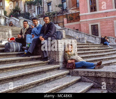 Rome, Italie. 1er décembre 1989. Les jeunes touristes lounge sur la célèbre Place d'Espagne à Rome, est une destination touristique populaire. Credit : Arnold Drapkin/ZUMA/Alamy Fil Live News Banque D'Images