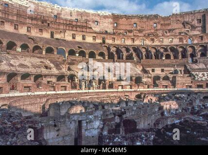 Rome, Italie. 1er décembre 1989. Le plus grand amphithéâtre romain jamais construit, le colisée romain a été commencé par l'empereur Vespasien en 72 AD. Dans le centre de la ville de Rome, Italie, détruite par les dommages causés par les tremblements de terre et de pierre-voleurs, le Colisée est un symbole de la Rome impériale et l'un des plus populaires attractions touristiques de Rome. Credit : Arnold Drapkin/ZUMA/Alamy Fil Live News Banque D'Images