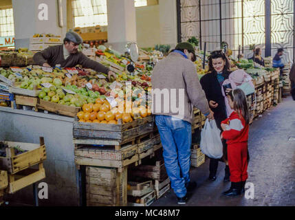 Rome, Italie. 1er décembre 1989. Une jeune mère et enfant boutique dans un marché de fruits et légumes de Rome. Credit : Arnold Drapkin/ZUMA/Alamy Fil Live News Banque D'Images