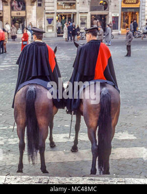 Rome, Italie. 1er décembre 1989. Carabinieri (police montée à cheval) portant des capes patrouillent dans les rues de Rome, Italie. Credit : Arnold Drapkin/ZUMA/Alamy Fil Live News Banque D'Images