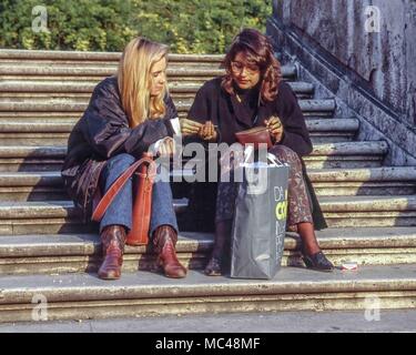 Rome, Italie. 1er décembre 1989. Deux jeunes femmes touristes reste sur la célèbre Place d'Espagne à Rome après le shopping. Rome est une destination touristique populaire. Credit : Arnold Drapkin/ZUMA/Alamy Fil Live News Banque D'Images