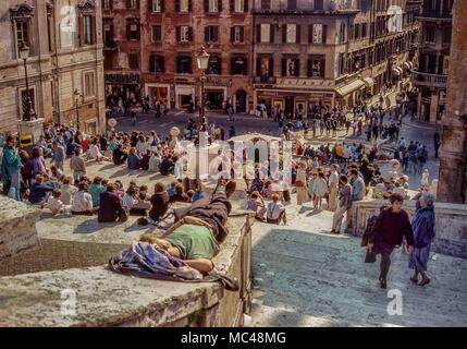 Rome, Italie. 1er décembre 1989. Un jeune homme se repose allongé sur la célèbre, bondé d'Espagne à Rome, une destination touristique populaire. Credit : Arnold Drapkin/ZUMA/Alamy Fil Live News Banque D'Images