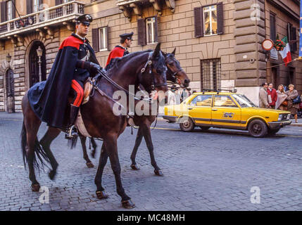 Rome, Italie. 1er décembre 1989. Carabinieri (police montée à cheval) portant des capes patrouillent dans les rues de Rome, Italie. Credit : Arnold Drapkin/ZUMA/Alamy Fil Live News Banque D'Images