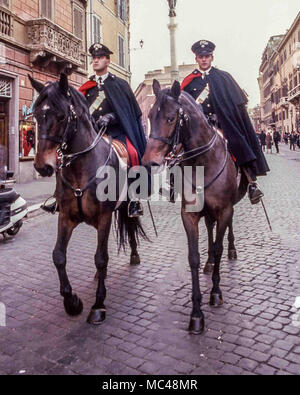 Rome, Italie. 1er décembre 1989. Carabinieri (police montée à cheval) portant des capes patrouillent dans les rues de Rome, Italie. Credit : Arnold Drapkin/ZUMA/Alamy Fil Live News Banque D'Images