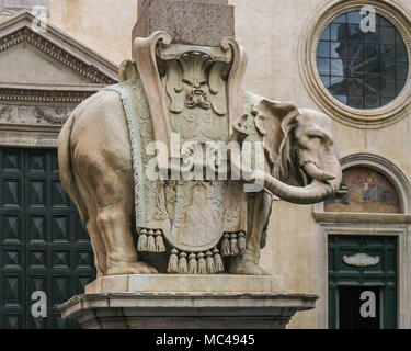 Rome, Italie. 14Th Oct, 2004. La base de l'éléphant de l'obélisque égyptien dans la Piazza Minerva (Pulcino della Minerva) est une sculpture de Bernini. Il se trouve en face de l'église de l'Ordre dominicain Santa Maria Minerva à Rome, en Italie, une destination touristique populaire. Credit : Arnold Drapkin/ZUMA/Alamy Fil Live News Banque D'Images