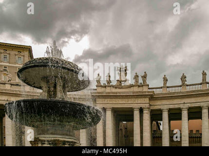 Rome, Italie. 14Th Oct, 2004. L'une des deux fontaines Renaissance sur la Place Saint-Pierre (Piazza San Pietro) (Forum Sancti Petri), une grande place publique en face de la Basilique Papale de Saint Pierre dans la Cité du Vatican à Rome, une destination touristique populaire et de pèlerinage. Credit : Arnold Drapkin/ZUMA/Alamy Fil Live News Banque D'Images