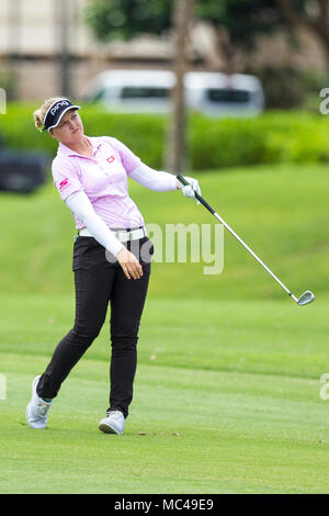 12 avril 2018 - Brooke Henderson hits à partir de l'allée pendant la deuxième ronde de la Lotte Championship présenté par Hershey à Ko Olina Golf Club à Kapolei, HI Banque D'Images