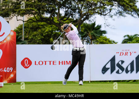 12 avril 2018 - Brooke Henderson frappe son coup de départ sur le 9e trou lors du deuxième tour des Championnats Lotte présenté par Hershey à Ko Olina Golf Club à Kapolei, HI Banque D'Images