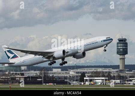 16 février 2016 - Richmond, Colombie-Britannique, Canada - un Boeing 777-300ER Cathay Pacific (B-KQO) gros-avion de ligne bimoteur décolle de l'Aéroport International de Vancouver. Cathay Pacific Airways est le transporteur national d'Hong Kong et la partie de Swire Pacific Ltd. (crédit Image : © Bayne Stanley via Zuma sur le fil) Banque D'Images