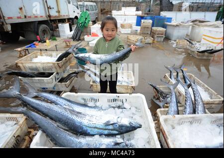 13 avril 2018 - Qingdao, Qingdao, Chine - Qingdao, Chine 13ème Avril 2018 : Le Festival a lieu Maquereau à Qingdao, Chine de l'est la province de Shandong. (Crédit Image : © SIPA l'Asie via Zuma sur le fil) Banque D'Images