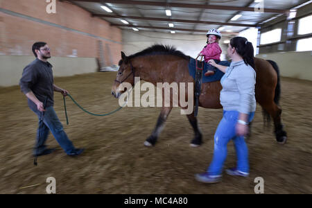 Un enfant à cheval au cours de la thérapie assistée par les chevaux (manger) dans Stritez, République tchèque, le 11 avril 2018. Le Dorado Civic Society aide les enfants handicapés pendant 25 ans. (CTK Photo/Lubos Pavlicek) Banque D'Images