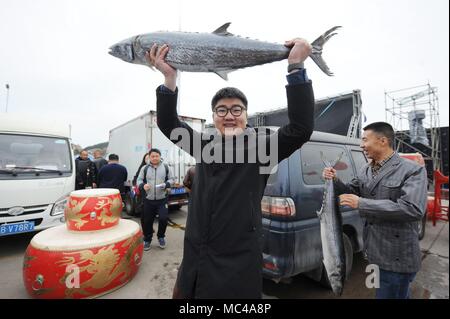 13 avril 2018 - Qingdao, Qingdao, Chine - Qingdao, Chine 13ème Avril 2018 : Le Festival a lieu Maquereau à Qingdao, Chine de l'est la province de Shandong. (Crédit Image : © SIPA l'Asie via Zuma sur le fil) Banque D'Images