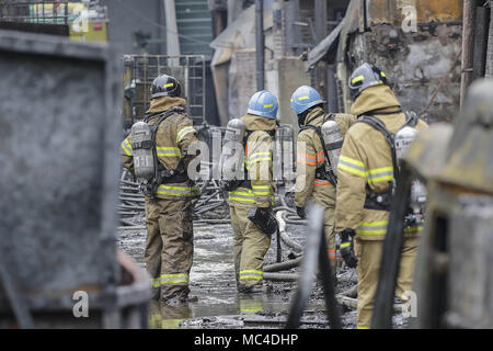 Incheon, Corée du Sud. 13 avr, 2018. 13 avril 2018-Incheon, Corée du Sud - une usine de traitement chimique à l'ouest de Séoul a pris feu, couvrant la zone avec de l'épaisseur, de fumée noire et d'une fuite de substances toxiques potentiellement, des pompiers a déclaré vendredi. Aucune victime n'a été signalé. L'incendie a commencé vers 11 h 50 dans une usine de recyclage chimique à Incheon. Un témoin a fait l'appel aux services d'urgence en disant ''piliers de fumée sombre sont bond'' de l'usine. Aucun rapport de blessés de l'usine ont été réalisés, les autorités ont dit. Credit : ZUMA Press, Inc./Alamy Live News Banque D'Images