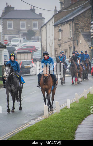 Middleham, Yorkshire, UK. 13 avril, 2018. Chevaux de course de Micky Hammond retourner dans leur course d'équitation après une formation dans la brume et la bruine sur les galops de Middleham ci-dessus, dans le Yorkshire. Crédit : Guy Bell/Alamy Live News Banque D'Images